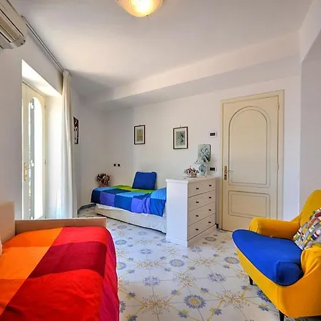 Sleeps 4 Air Con Wifi