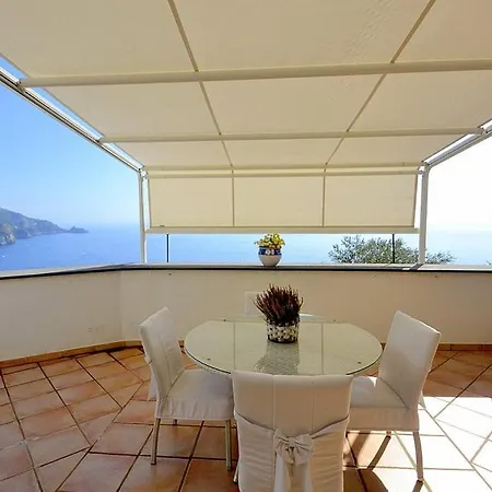 Sleeps 4 Air Con Wifi